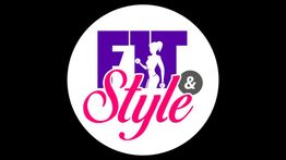 Logo met "Fit & Style" in paars en roze, met een silhouet van een vrouw met gewichten.