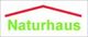 Schriftzug "Naturhaus" in Grün, überdacht von einem roten Dachsymbol.
