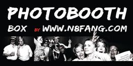 Gruppe von Menschen in lustigen Kostümen posiert für ein Photo Booth-Foto. Text: Photobooth Box.