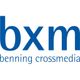Logo mit blauer Schrift: "bxm benning crossmedia".