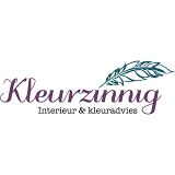 Logo van Kleurzinnig met tekst "Interieur & kleuradvies" en een decoratief bladmotief.