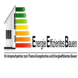 Gebäude mit Energieskala und Text: „Energie Effizientes Bauen, Ihr Ansprechpartner.“