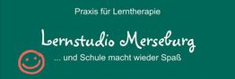 Grünes Banner mit Text: "Lernstudio Merseburg" und einem roten Smiley.