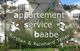 Appartementservice Baabe-Logo vor einem modernen Gebäude mit Garten im Hintergrund.