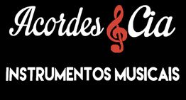 Logotipo "Acordes & Cia Instrumentos Musicais", fundo preto, texto branco e clave de sol vermelha.