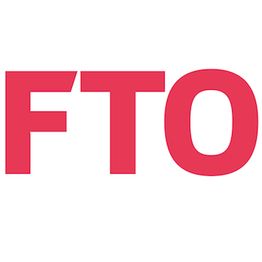 Bogstaverne "FTO" i rød farve på hvid baggrund.