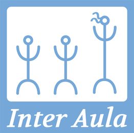 Tres figuras abstractas azules, una con cabello ondeante, sobre un fondo azul. Texto: "Inter Aula".