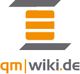 Logo mit orange-weißem Symbol und Text "qm wiki.de".