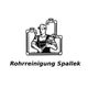 Mann mit Rohrzange von Rohren umrahmt, darunter der Text "Rohrreinigung Spallek".