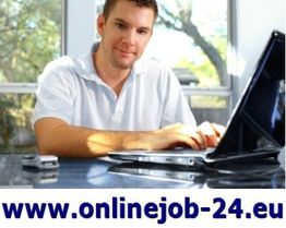 Ein Mann am Laptop, sitzt in einem hellen Raum. Text: www.onlinejob-24.eu.