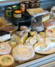 Wir führen ca. 80 Käsesorten aus Europa. Wir legen Wert darauf eher seltene uns aussergewöhnliche Käsesorten im Programm zu haben.
Kaufen Sie einen leckeren Käse für zu Hause, probieren Sie eine Käseauswahl mit Mostarda und Confit bei uns im Restaurant o