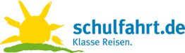 Logo mit gelber Sonne, grünem Hügel und Text "schulfahrt.de Klasse Reisen."