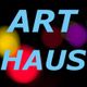 Blaue Schrift "ART HAUS" auf buntem, verschwommenem Hintergrund.