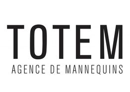 Texte noir "TOTEM AGENCE DE MANNEQUINS" sur fond blanc.