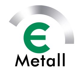 Logo mit einem grünen "e" und dem Wort "Metall" darunter, umgeben von einem silbernen Bogen.