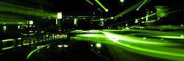 Grüne Lichteffekte in der Nacht, das Wort "Dienstleistung" ist sichtbar.