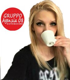 Donna bionda beve caffè con logo "Gruppo Agenzia 08" in alto a sinistra.