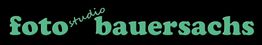 Schriftzug "Foto Studio Bauersachs" in grüner Schrift auf schwarzem Hintergrund.