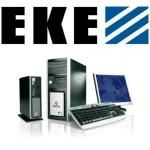 Computer und Monitor vor EKE-Logo mit drei blauen Streifen.