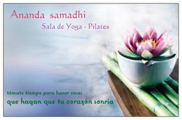 Taza con flor de loto sobre bambú, texto sobre yoga y pilates: "haz que tu corazón sonría".