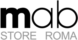 Testo nero "NEW BALANCE" sopra, "STORE ROMA" in basso su sfondo bianco.