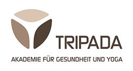 Logo von Tripada, Akademie für Gesundheit und Yoga, mit dreiteiligem Symbol in Brauntönen.