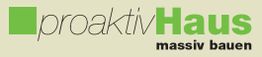 Logo mit Text "proaktivHaus massiv bauen", grünes Quadrat links. Ruhiger Hintergrund.