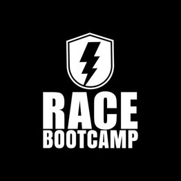 Logotipo "Race Bootcamp" com ícone de raio em fundo preto.
