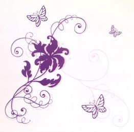 Lila Blume mit Ranken und drei Schmetterlingen auf weißem Hintergrund.