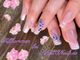Gepflegte Nägel mit Glitzer und Blumen, umgeben von rosa Orchideen. Text: Willkommen bei SchellONails.de.
