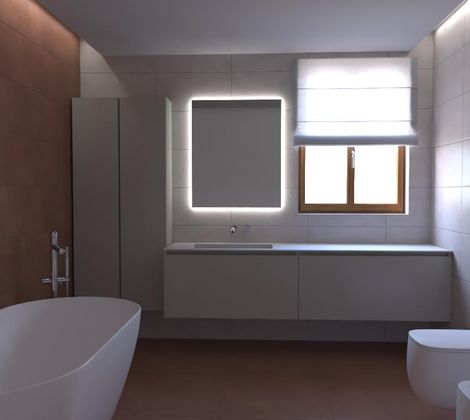 Bagno moderno con vasca, specchio retroilluminato e finestra con tenda chiusa.