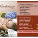 Donna rilassata con fiori, testo promozionale per massaggi shiatsu e contatti telefonici.