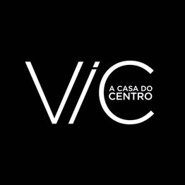 Texto branco "Vic A Casa do Centro" em fundo preto.