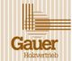 Logo von Gauer Holzvertrieb mit braunen Linien und Streifen auf beigem Hintergrund.