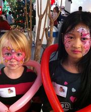 Zauberhaft geschminkte Freundinnen