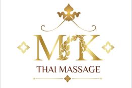 Das Logo zeigt goldene Buchstaben „MK“ mit Dekorationen und dem Text „Thai Massage“ darunter.