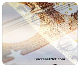 Nahaufnahme eines Geldscheins mit einem Teil der Brücke und dem Text "SuccessINet.com".