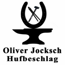 Schmiedeanvil mit Hufeisen, zwei Nägeln und Text "Oliver Jocksch Hufbeschlag" darunter.
