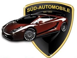 Ein rotes Sportauto auf einem Schild mit der Aufschrift "SÜD-AUTOMOBILE seit 1993".