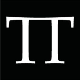 Letra "T" mayúscula blanca sobre fondo negro.