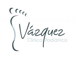 Logotipo de Clínica Podíatrica Vázquez, con contorno de pie y letras estilizadas.