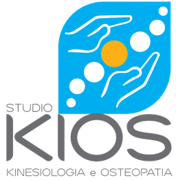 Logo di Studio Kios con mani e cerchi su sfondo blu, testo "Kinesiologia e Osteopatia".