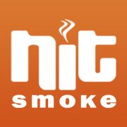 Logo mit Schriftzug "nit smoke" auf orangenem Hintergrund, mit Rauchlinien über dem "i".