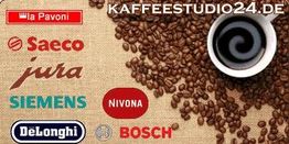 Kaffeebohnen mit Logos von Kaffeemarken und Tasse Kaffee auf Jute. Webseite: Kaffeestudio24.de