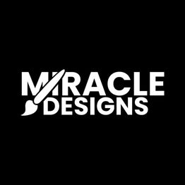 Wit logo met tekst "MIRACLE DESIGNS" en een penseel op een zwarte achtergrond.