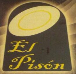 Texto artístico sobre fondo oscuro que dice "El Pisón" con un círculo en la parte superior.