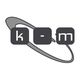 Logo mit Buchstaben "k-m" und einem orbitalen Ring im Hintergrund.