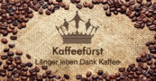 Kaffeebohnen auf Sackleinen, Text: "Kaffeefürst, Länger leben Dank Kaffee" mit Krone.