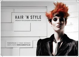 Frau mit rotem Haar vor einer Werbetafel von "Hair 'n Style", Spezialist für glänzendes Haar.