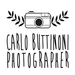 Fotocamera stilizzata con foglie; sotto, testo: "Carlo Buttoni Photographer".